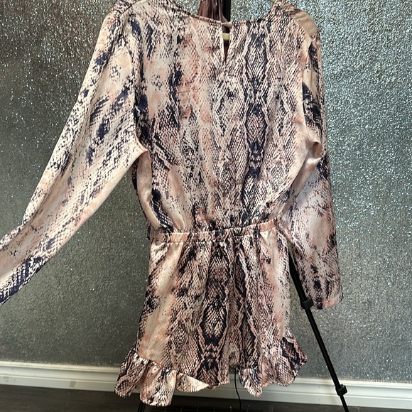 Boohoo - Satin like Snakeskin Pattern Romper - Picture 4 of 10